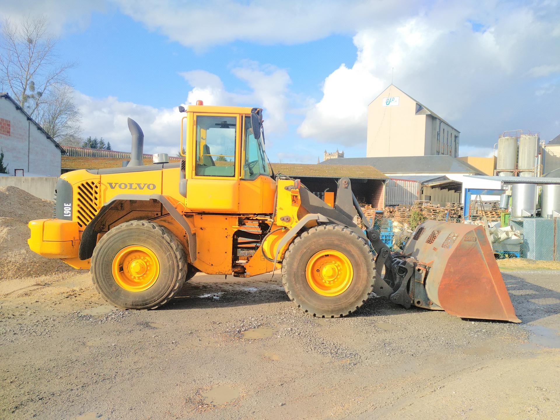 Chargeuse Volvo L90E avec godet